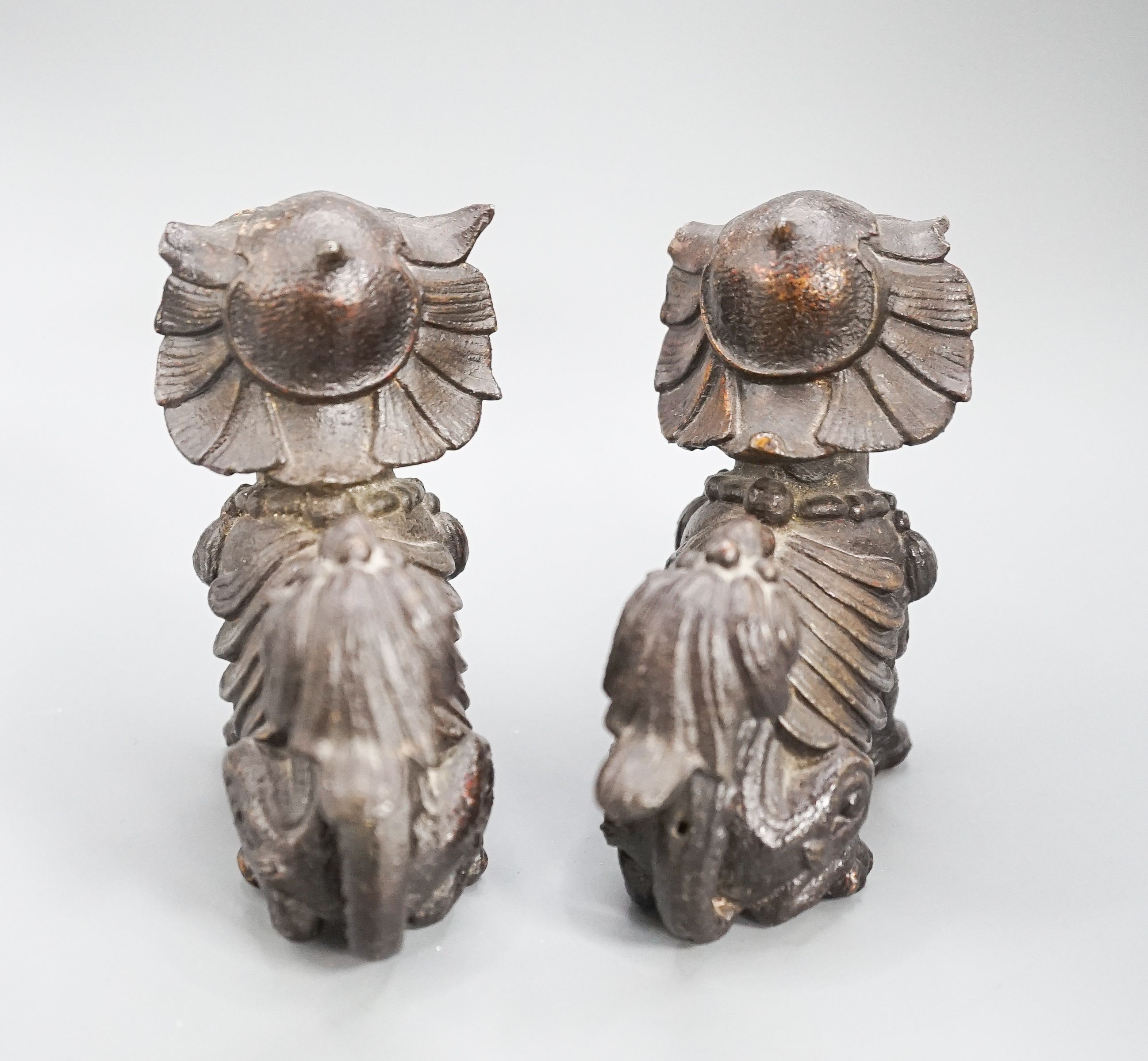 A pair of South East Asian bronze figures of Buddhist lions 9cm